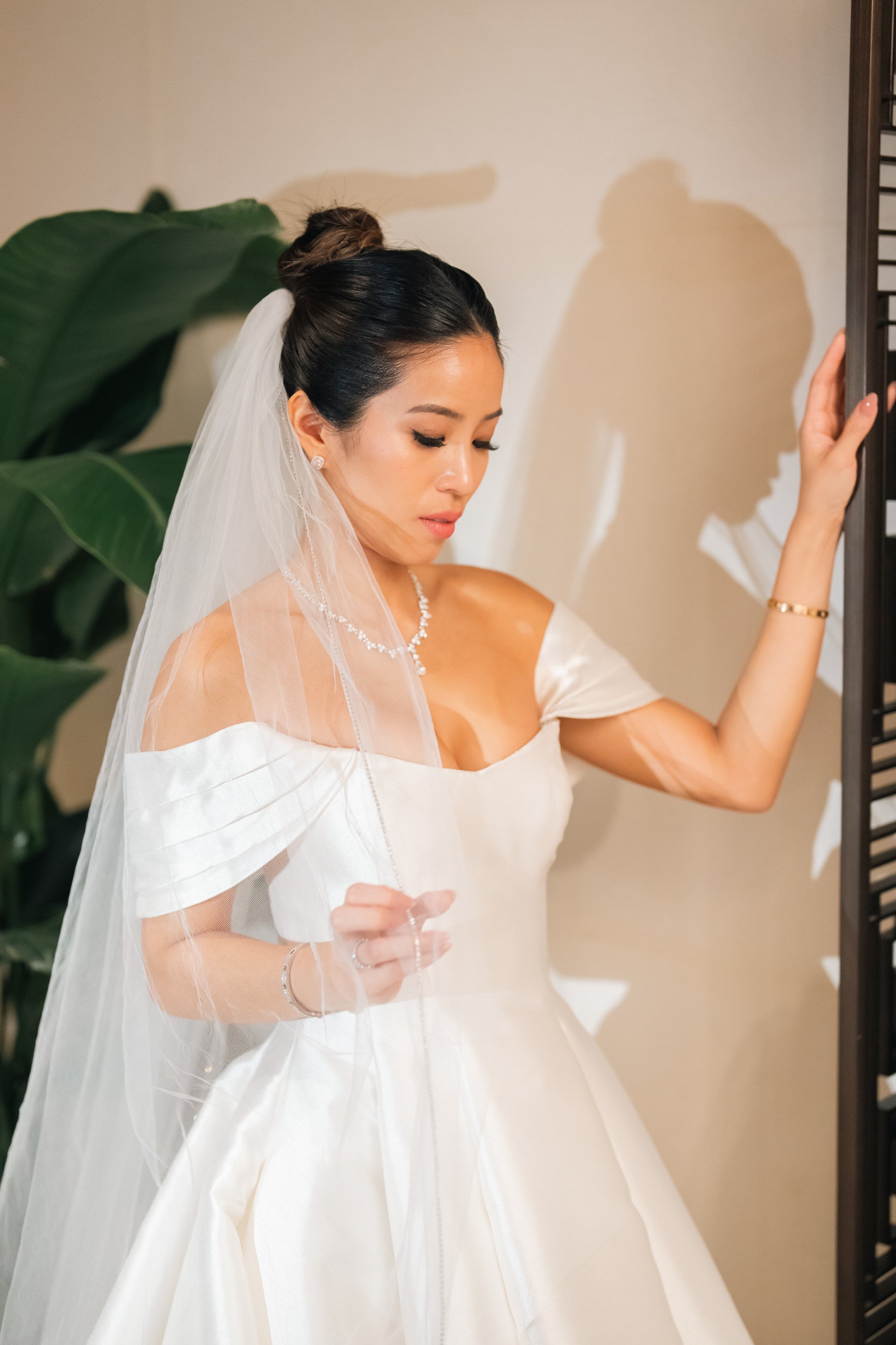 veil to go with satin dress A Simple Veil Length Guide for Every Bride
