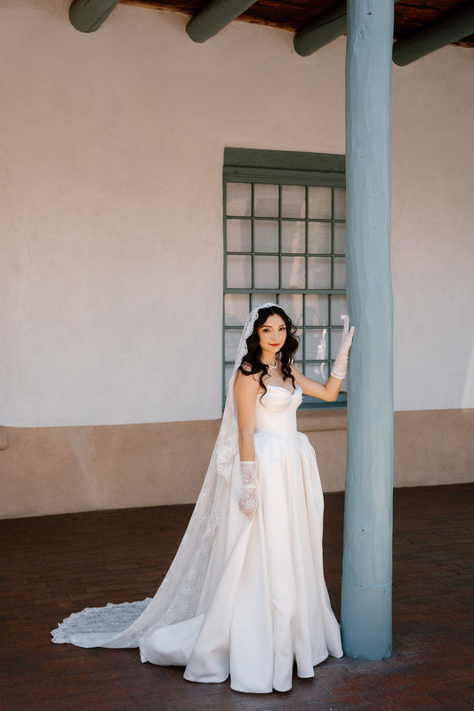 lace chantilly bridal veil and short lace bridal gloves