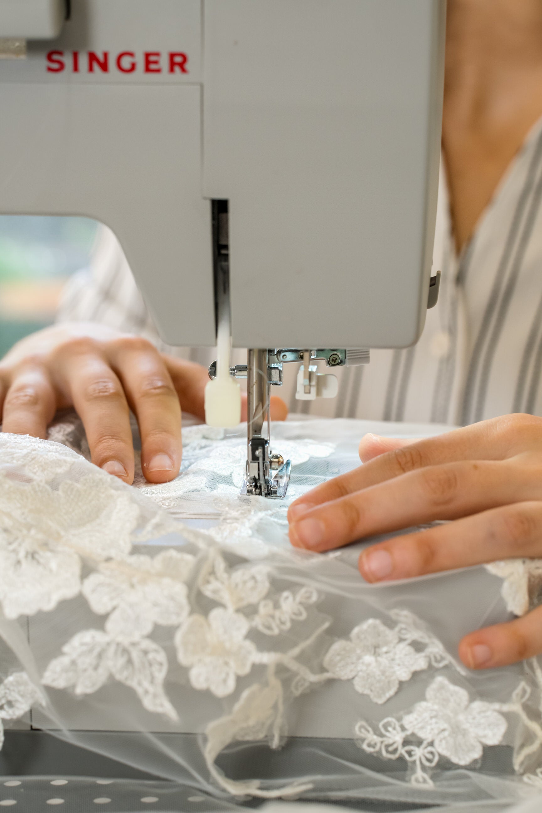 beginner pattern for making a long wedding veil with lace appliqués with sewing machine